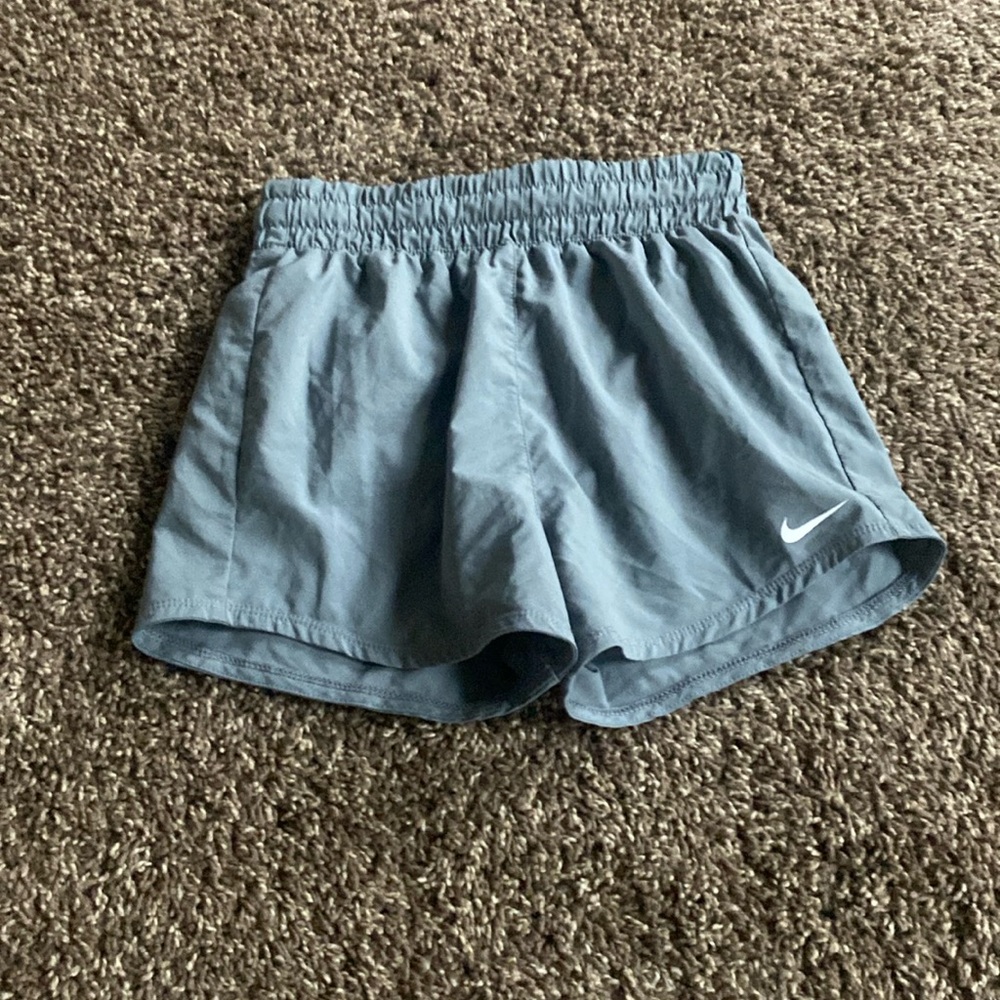 Girls Nike dri fit shorts size small, gray